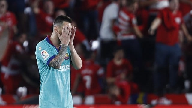 Barcelonas Messi reagiert nach der Niederlage gegen Granada enttäuscht. Barcelonas Messi reagiert nach der Niederlage gegen Granada enttäuscht.