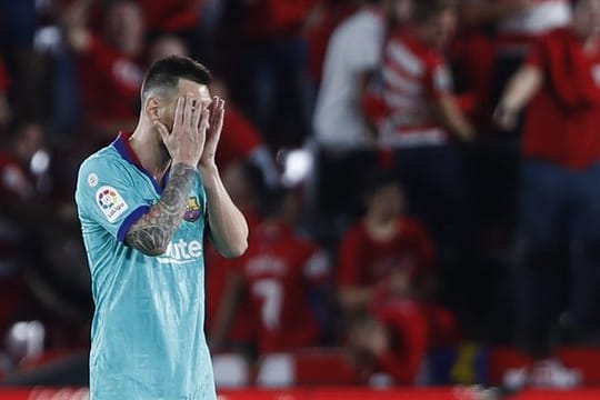 Barcelonas Messi reagiert nach der Niederlage gegen Granada enttäuscht.