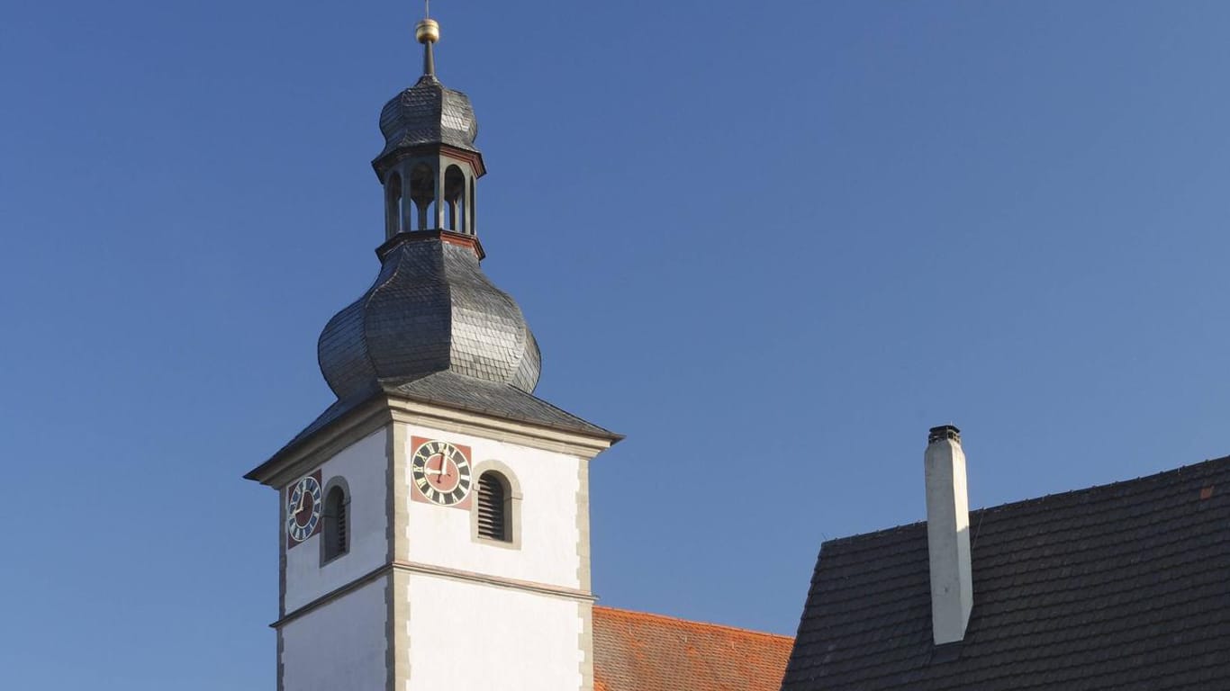 Die Kirche in Oberleichtersbach: Eine Kapelle wurde von Unbekannten beschmiert. (Archivbild)