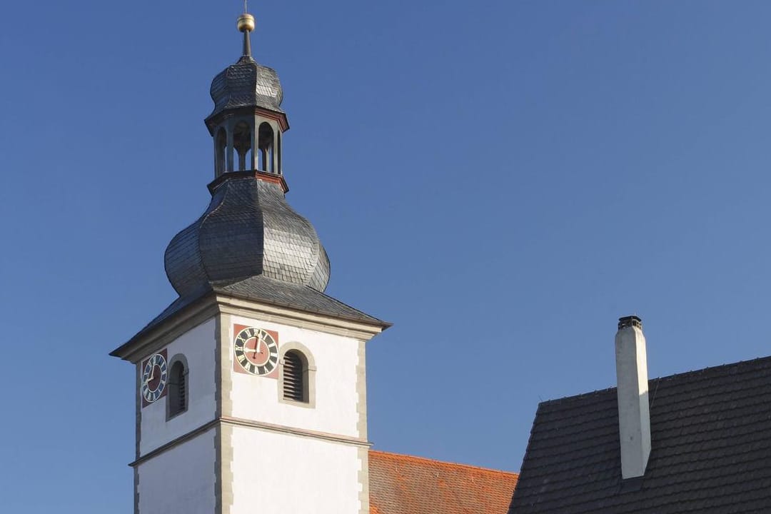 Die Kirche in Oberleichtersbach: Eine Kapelle wurde von Unbekannten beschmiert. (Archivbild)