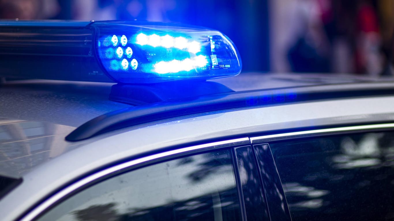 Blaulicht auf einem Polizeiwagen: Ein alkoholisierter Mann ist am Steuer eingeschlafen. (Symbolbild)