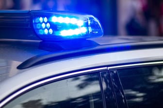 Blaulicht auf einem Polizeiwagen: Ein alkoholisierter Mann ist am Steuer eingeschlafen. (Symbolbild)