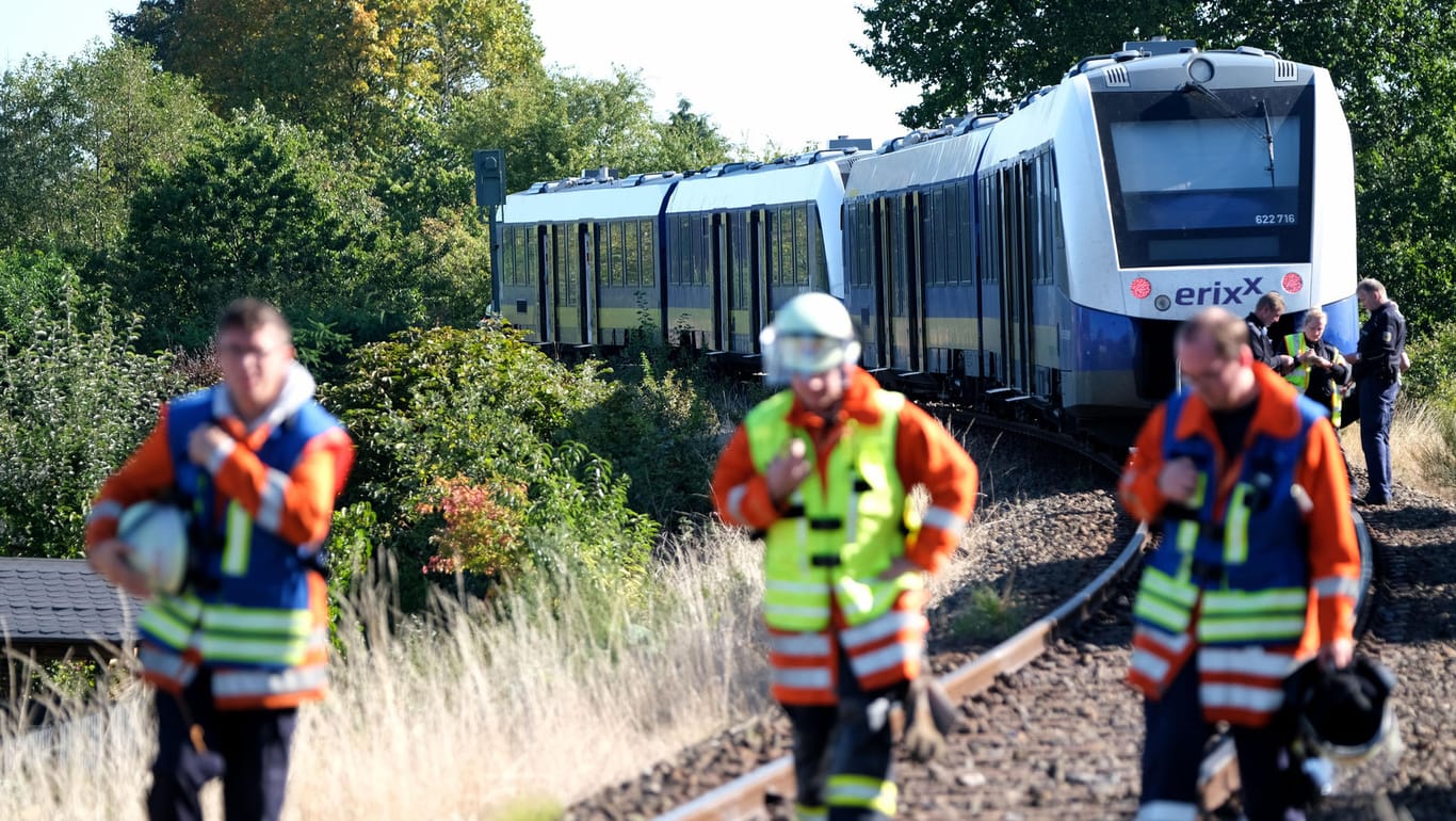 Einsatz in Isenbüttel: Die 35-jährige Autofahrerin überlebte den Unfall an einem Bahnübergang nicht.
