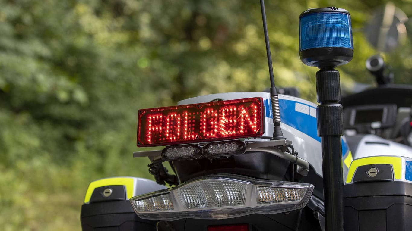Polizeikontrolle: Ein Jugendlicher wollte in Dortmund vor den Beamten mit einem gestohlenen Auto fliehen. (Symbolbild)