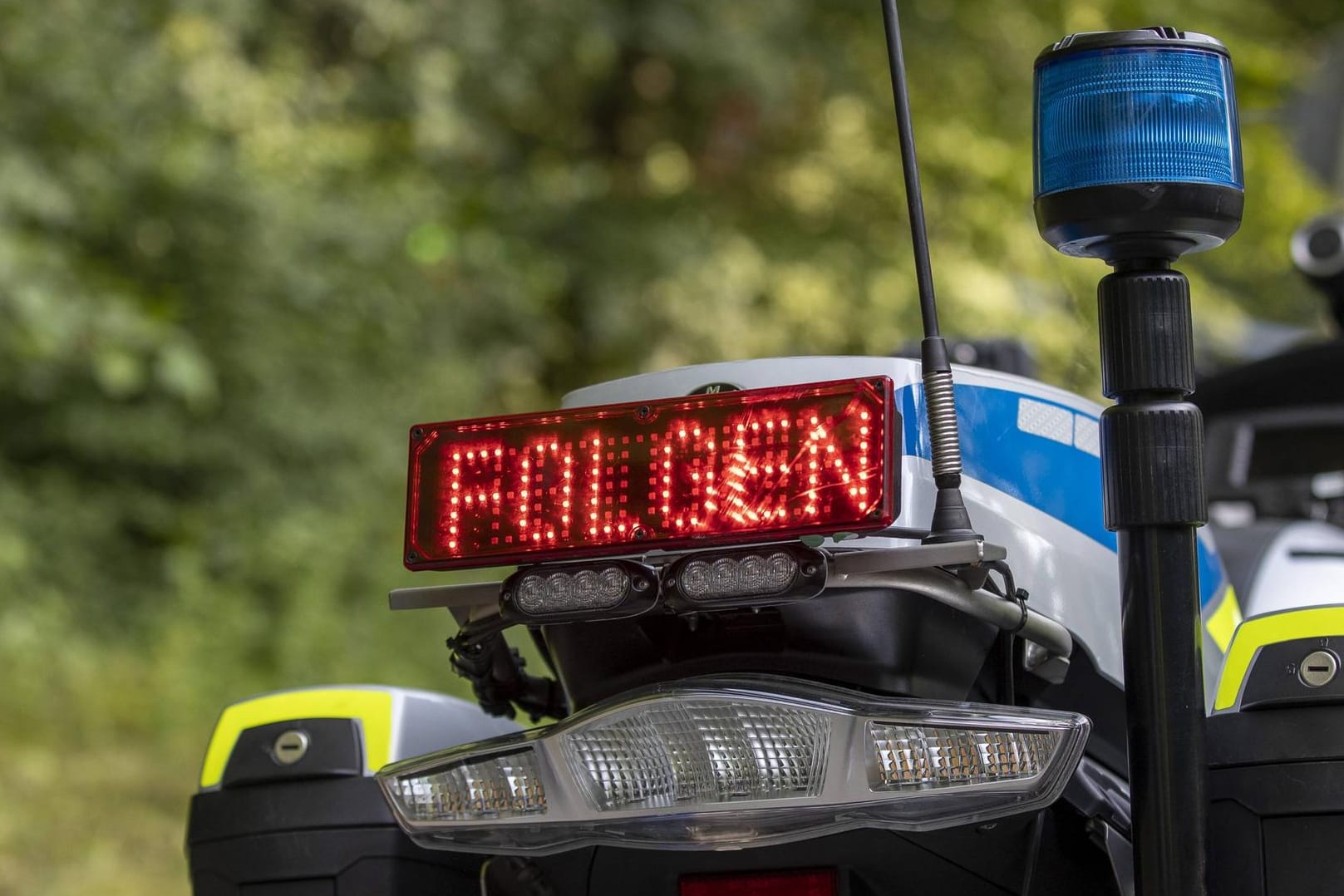 Polizeikontrolle: Ein Jugendlicher wollte in Dortmund vor den Beamten mit einem gestohlenen Auto fliehen. (Symbolbild)