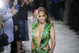 Jennifer Lopez bei der Show von Versace auf der Modewoche in Mailand.