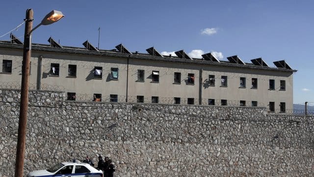 Polizeibeamte stehen vor dem zentralen griechischen Gefängnis Korydallos nahe Athen. Polizeibeamte stehen vor dem zentralen griechischen Gefängnis Korydallos nahe Athen.