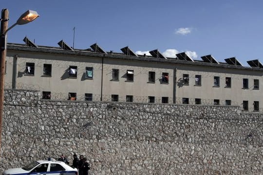 Polizeibeamte stehen vor dem zentralen griechischen Gefängnis Korydallos nahe Athen.