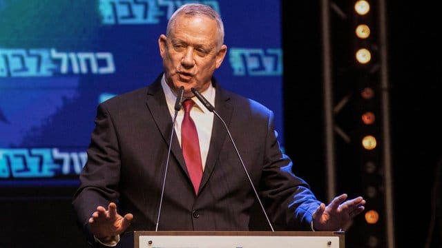 Das Mitte-Bündnis Blau-Weiß von Benny Gantz wurde mit 33 von 120 Sitzen stärkste Fraktion im Parlament. Das Mitte-Bündnis Blau-Weiß von Benny Gantz wurde mit 33 von 120 Sitzen stärkste Fraktion im Parlament.