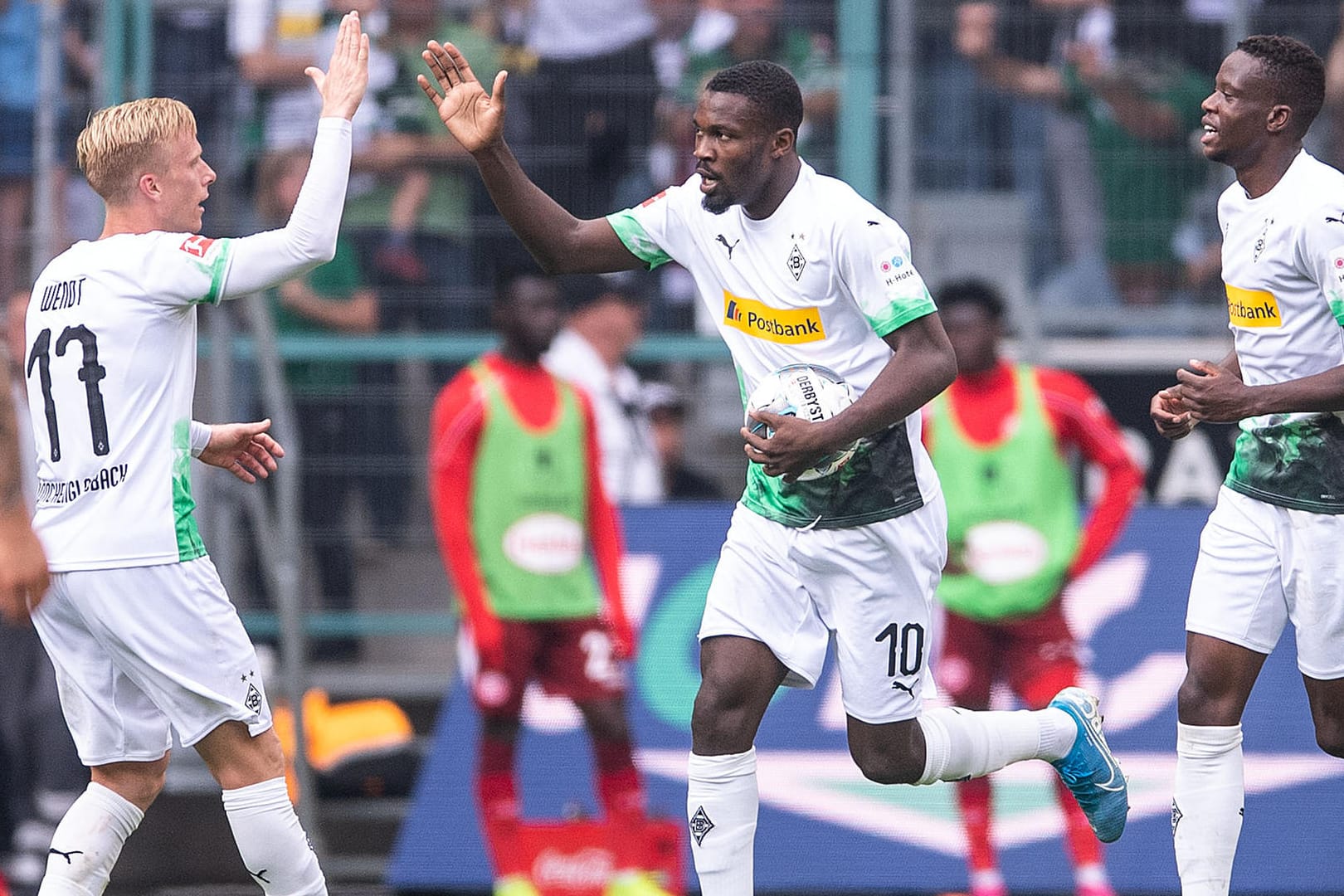 Torschütze Thuram jubelt mit Oscar Wendt (li.).