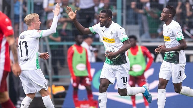 Der eingewechselte Marcus Thuram (M) erzielte beide Gladbacher Treffer. Der eingewechselte Marcus Thuram (M) erzielte beide Gladbacher Treffer.