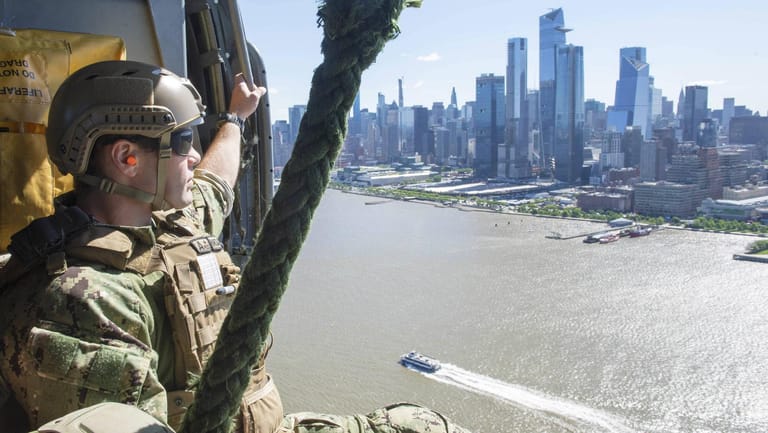 US-Soldat in einem Helikopter über New York: "Sieben Jahre nach Sandy reden wir immer noch über Sandsäcke".