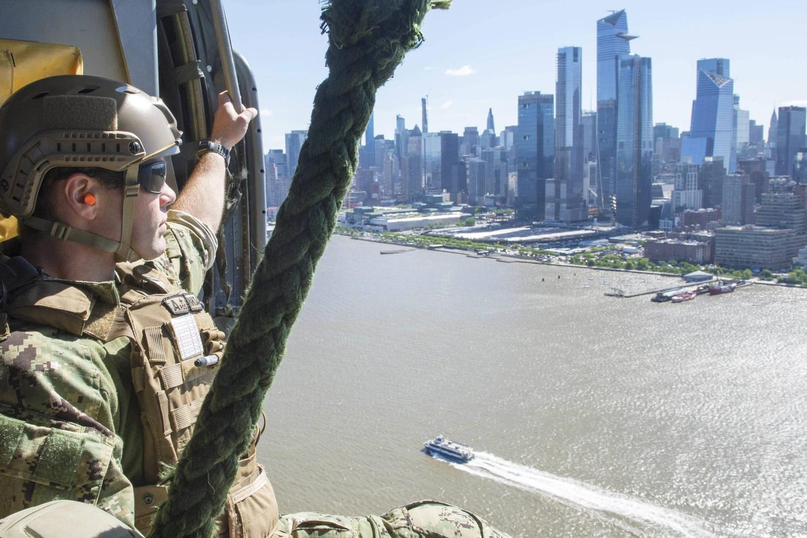 US-Soldat in einem Helikopter über New York: "Sieben Jahre nach Sandy reden wir immer noch über Sandsäcke".