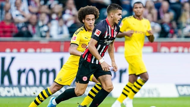 Frankfurts André Silva (r) im Duell mit Dortmunds Axel Witsel.
