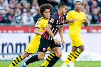 Frankfurts André Silva (r) im Duell mit Dortmunds Axel Witsel.