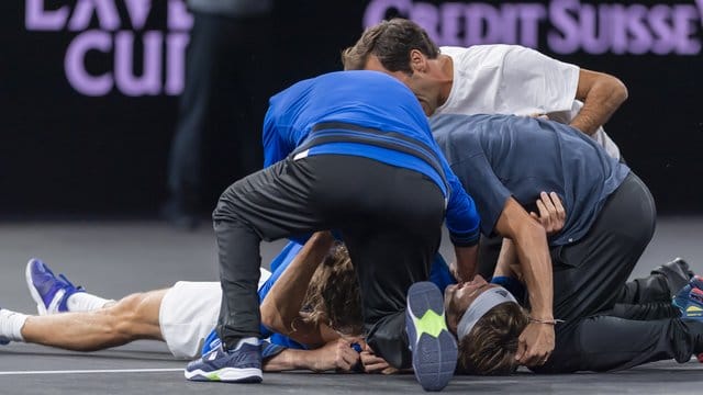 Alexander Zverev wird von seinen jubelnden Teamkollegen begraben.