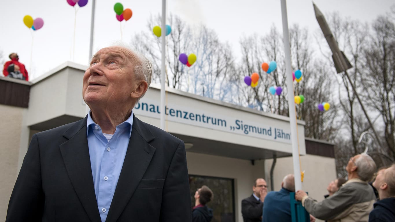 Sigmund Jähn vor dem Kosmonautenzentrum in Chemnitz im März: "Ich bin aber kein Volksheld".