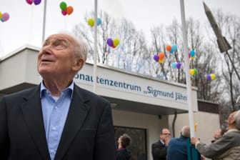 Sigmund Jähn vor dem Kosmonautenzentrum in Chemnitz im März: "Ich bin aber kein Volksheld".