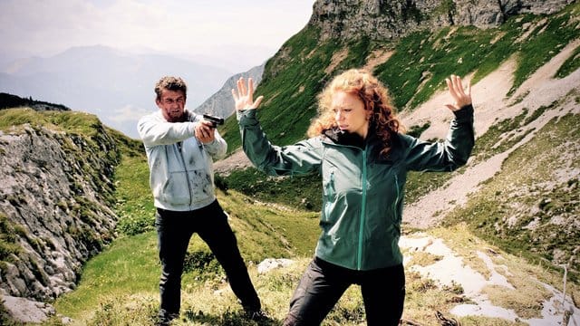 Klaus Burg (Hans Sigl) muss sich erst Gewissheit verschaffen, ob die Bergführerin Maja (Marleen Lohse) ihm bei seiner Flucht vor der Polizei hilft.