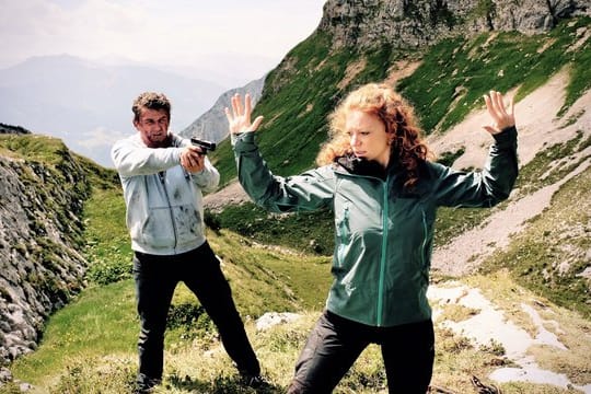 Klaus Burg (Hans Sigl) muss sich erst Gewissheit verschaffen, ob die Bergführerin Maja (Marleen Lohse) ihm bei seiner Flucht vor der Polizei hilft.