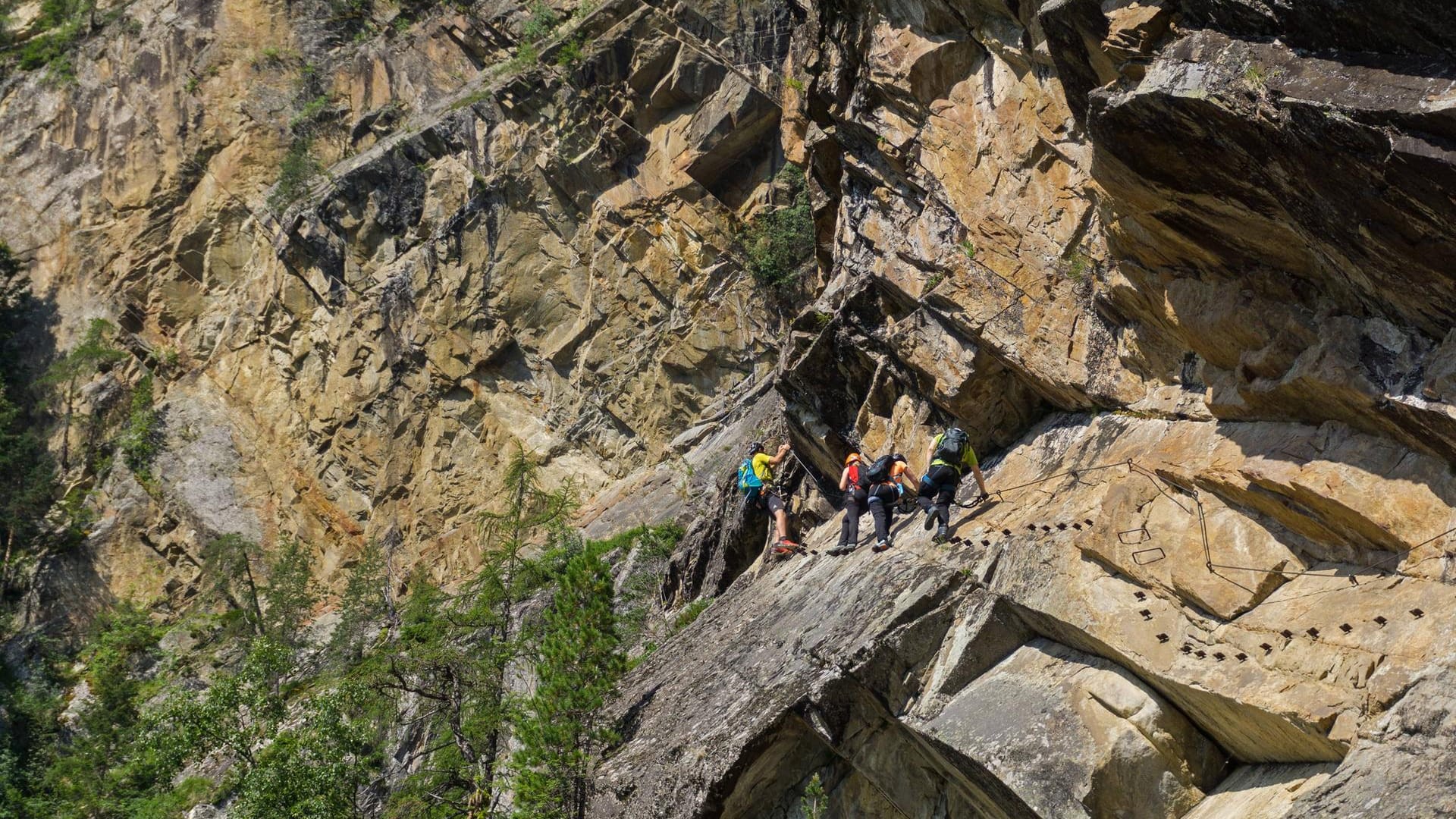 Klettersteiggeher in Oesterreich (Symbolbild): Ein Mann ist 150 Meter in die Tiefe gefallen und gestorben.