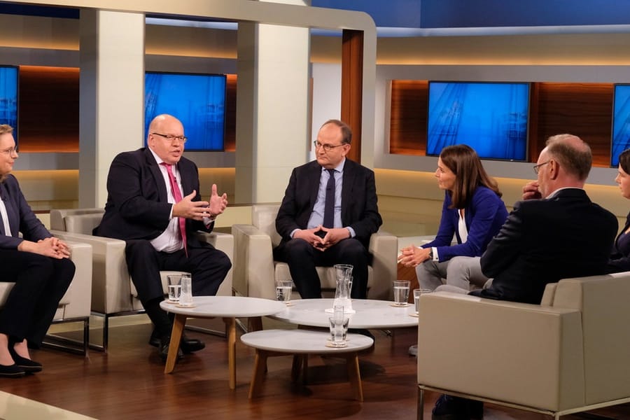 Peter Altmaier, Annalena Baerbock, Ottmar Edenhofer, Bernd Ulrich und Claudia Kemfert diskutieren das Klimapaket bei "Anne Will".