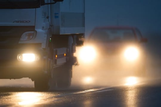 Lkw und Pkw fahren im Nebel: Nebelscheinwerfer können die Sicht nach vorn verbessern. Fernlicht dagegen verschlechtert die Sicht.