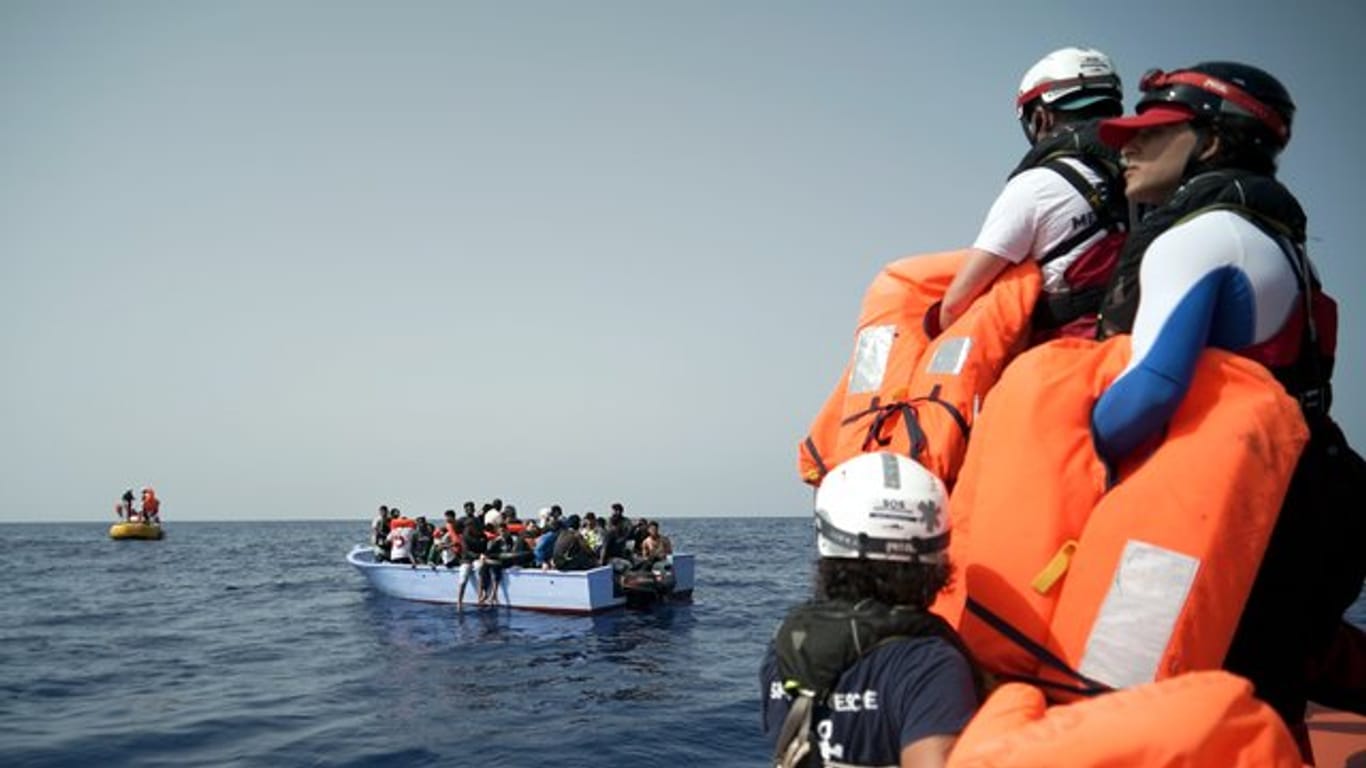 Seenotretter von SOS Méditerranée halten vor Libyen Rettungswesten für in Seenot geratene Flüchtlinge bereit.