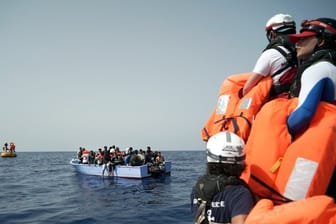 Seenotretter von SOS Méditerranée halten vor Libyen Rettungswesten für in Seenot geratene Flüchtlinge bereit.
