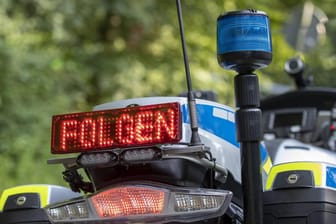 Verkehrskontrolle: Ein Mann ist bei Kaiserslautern gleich zweimal betrunken am Steuer erwischt worden. (Symbolbild)