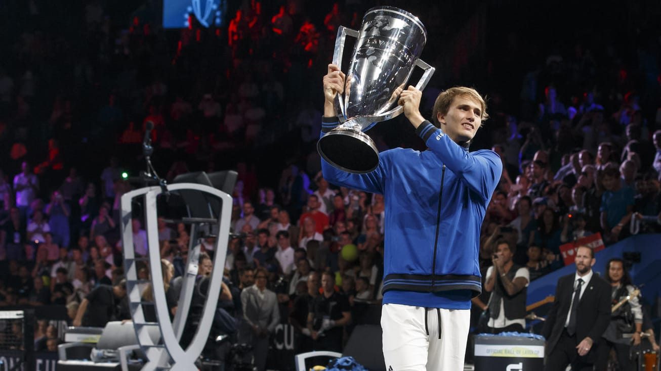 Alexander Zverev vom Team Europe trägt die Trophäe, den Laver Cup, nach dem Sieg gegen das Team World.