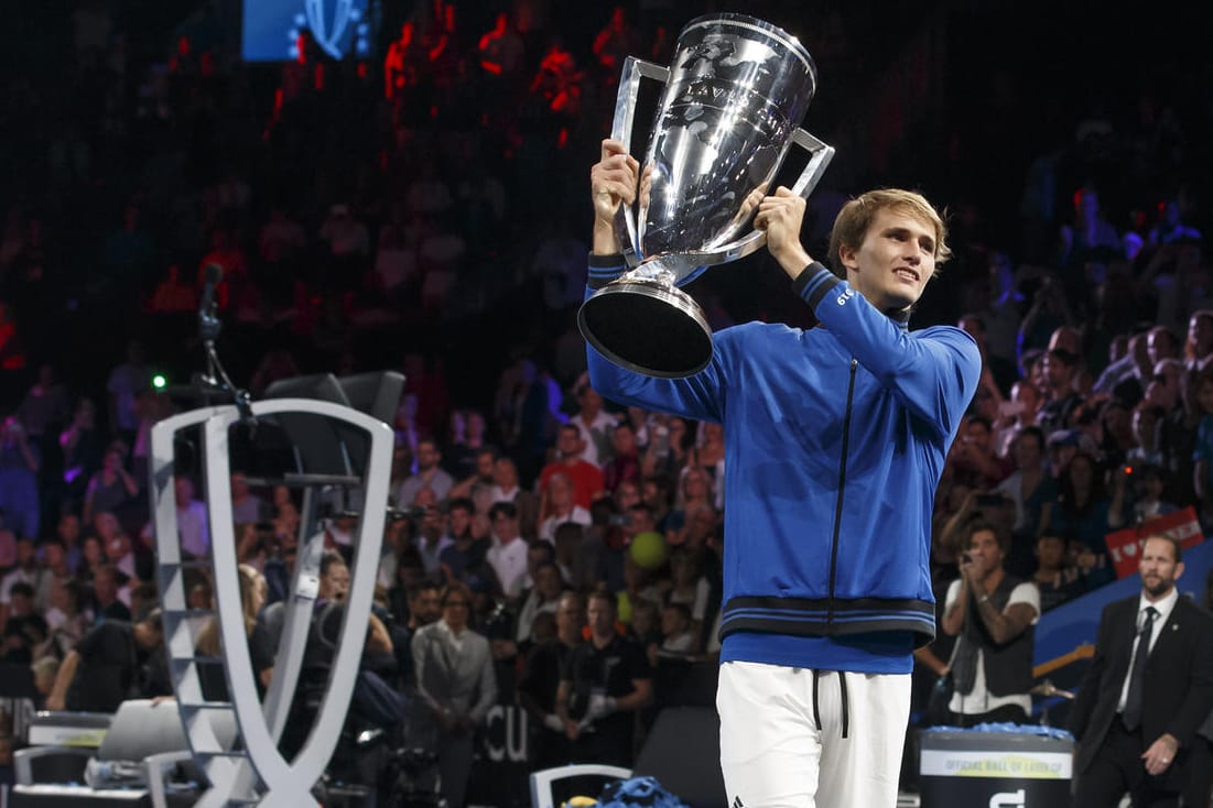 Alexander Zverev vom Team Europe trägt die Trophäe, den Laver Cup, nach dem Sieg gegen das Team World.