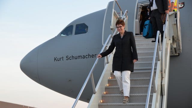 Dieses vom Bundesministerium der Verteidigung zur Verfügung gestellte Foto zeigt Verteidigungsministerin Annegret Kramp-Karrenbauer bei ihrer Ankunft am Flughafen in der US-amerikanischen Hauptstadt. Dieses vom Bundesministerium der Verteidigung zur Verfügung gestellte Foto zeigt Verteidigungsministerin Annegret Kramp-Karrenbauer bei ihrer Ankunft am Flughafen in der US-amerikanischen Hauptstadt.