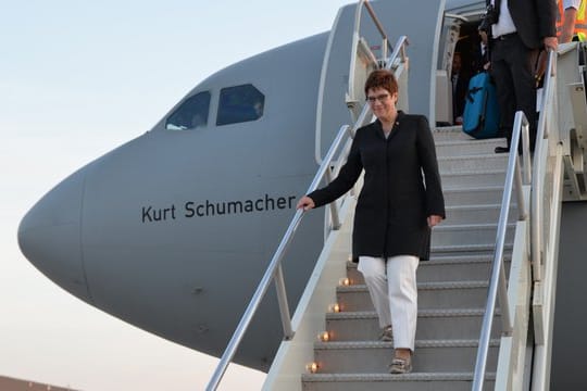 Dieses vom Bundesministerium der Verteidigung zur Verfügung gestellte Foto zeigt Verteidigungsministerin Annegret Kramp-Karrenbauer bei ihrer Ankunft am Flughafen in der US-amerikanischen Hauptstadt.