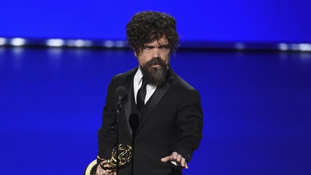 Peter Dinklage hält den Preis in der Kategorie "Bester Nebendarsteller in einer Drama-Serie" bei den 71.