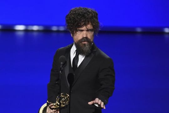 Peter Dinklage hält den Preis in der Kategorie "Bester Nebendarsteller in einer Drama-Serie" bei den 71.