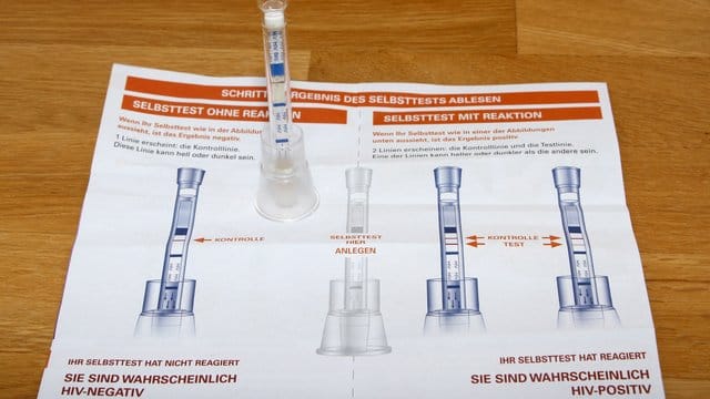 Die Utensilien für einen HIV-Selbsttest liegen auf einem Tisch.