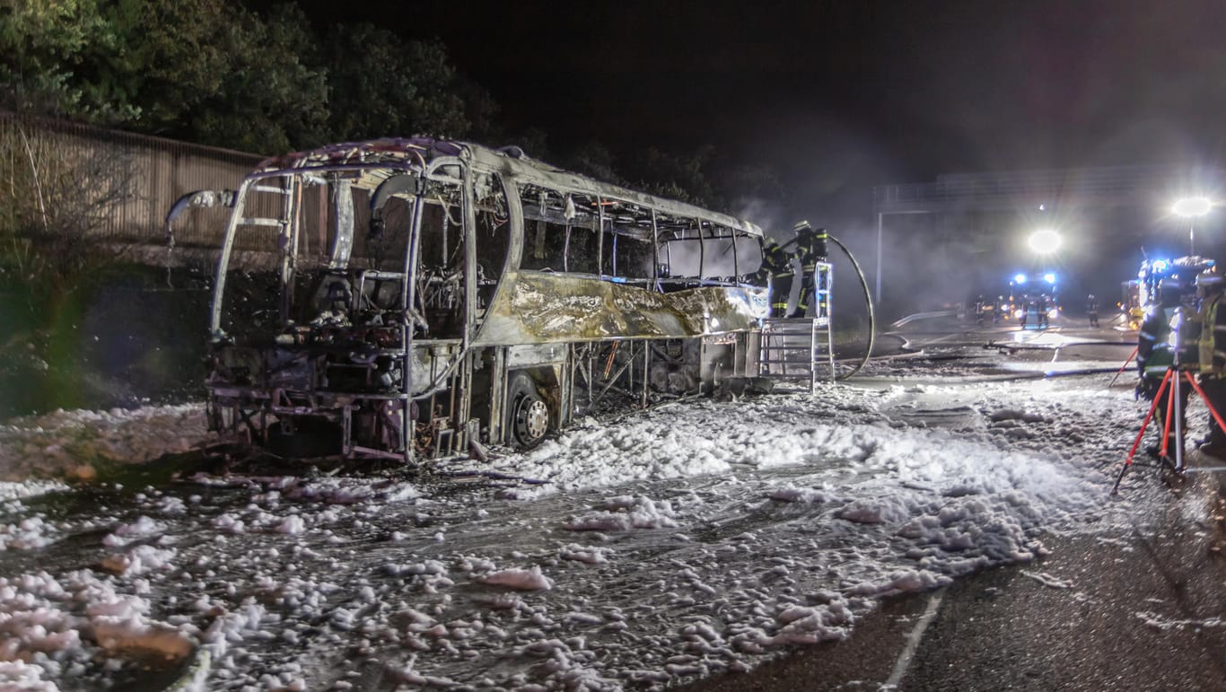Ausgebrannter Reisebus auf der A8: Fahrer und Passagiere brachten sich rechtzeitig in Sicherheit.