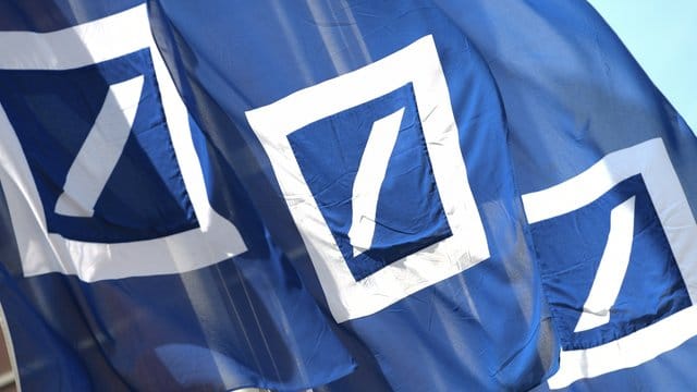 Fahnen mit dem Logo der Deutschen Bank: Die Deutsche Bank will sich aus dem Aktienhandel zurückziehen.