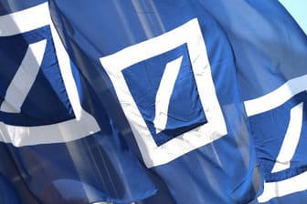Fahnen mit dem Logo der Deutschen Bank: Die Deutsche Bank will sich aus dem Aktienhandel zurückziehen.