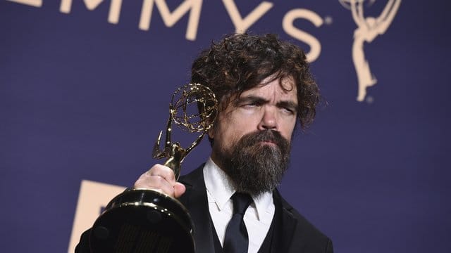 Peter Dinklage mit seinem Emmy als "Bester Nebendarsteller in einer Drama-Serie".