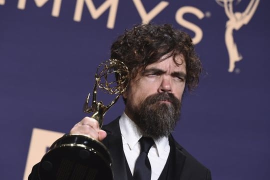 Peter Dinklage mit seinem Emmy als "Bester Nebendarsteller in einer Drama-Serie".