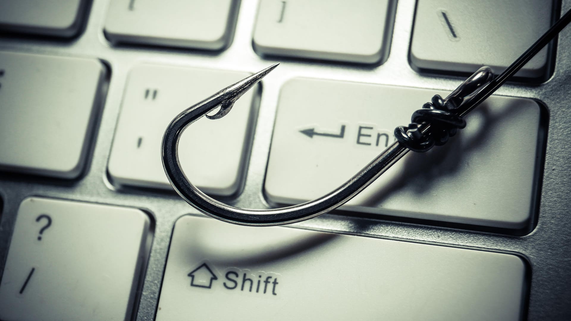 Ein Haken auf einer Tastatur: Die Verbraucherzentrale warnt regelmäßig vor Phishing-Versuchen. (Symbolbild)