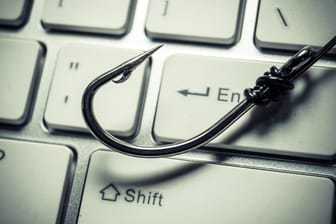 Ein Haken auf einer Tastatur: Die Verbraucherzentrale warnt regelmäßig vor Phishing-Versuchen. (Symbolbild)