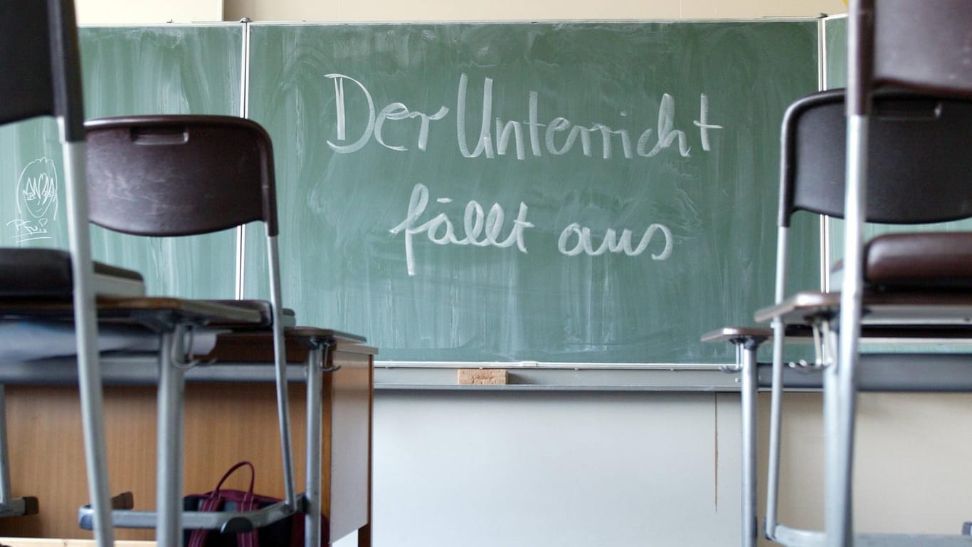 Auf einer Schultafel steht "Der Unterricht fällt aus": Eine Grundschule in Essen musste vorübergehend geschlossen werden.