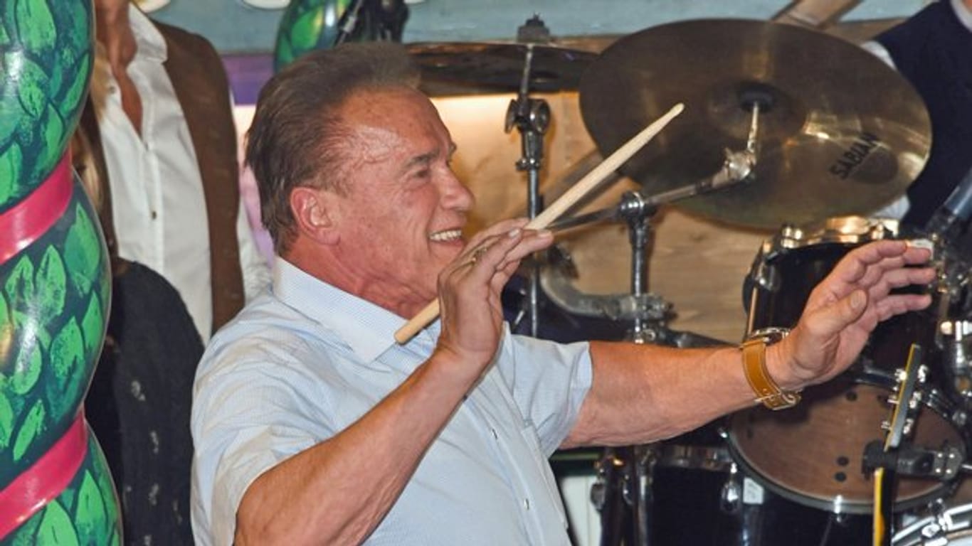 Arnold Schwarzenegger dirigierte im Marstall Festzelt auf dem Oktoberfest die Band "Münchner Zwietracht".