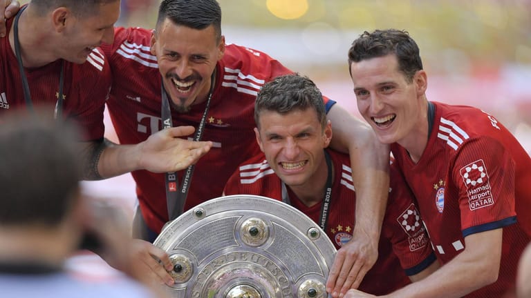 Wurde 2018 mit dem FC Bayern Meister: Sandro Wagner mit Thomas Müller und Sebastian Rudy (v.l.n.r.).
