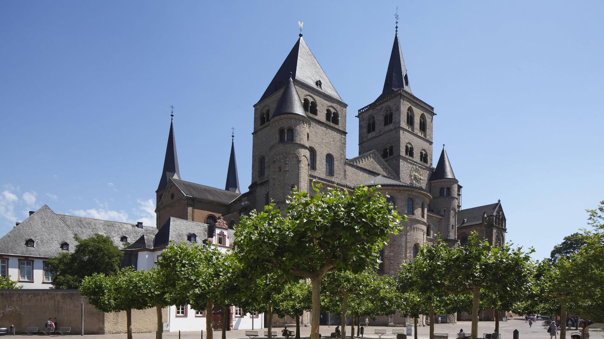 Der Trierer Dom: Ein Pfarrer wird des sexuellen Missbrauchs beschuldigt. (Archivbild) Der Trierer Dom: Ein Pfarrer wird des sexuellen Missbrauchs beschuldigt. (Archivbild)