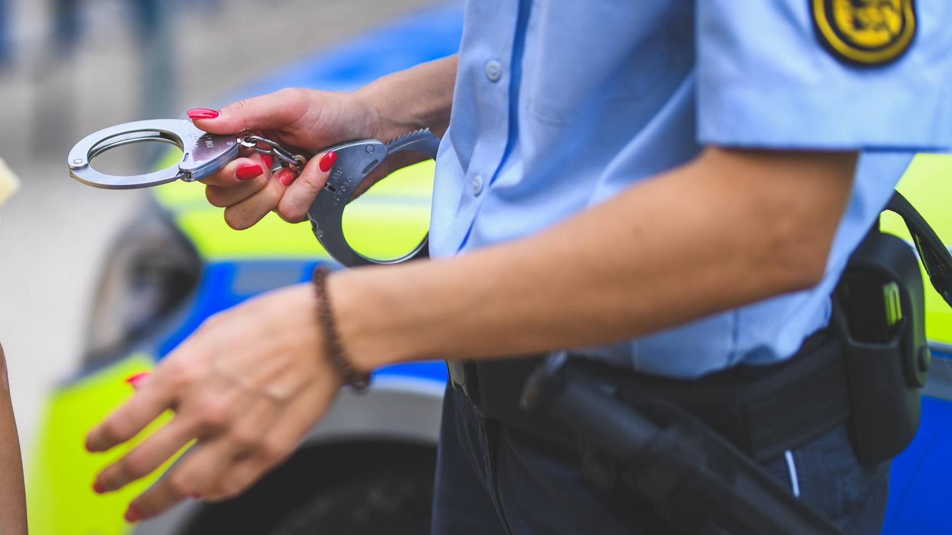 Polizistin mit Handschellen: In Karslruhe hat eine Frau eine Beamtin bespuckt.