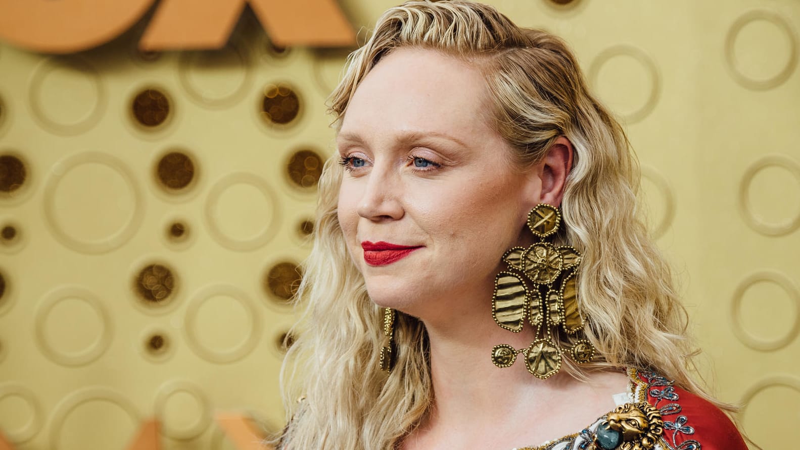 Gwendoline Christie: Für die Emmy-Verleihung wählte die Schauspielerin einen ausgefallenen Look.